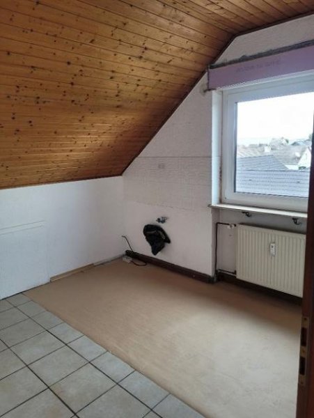Trebur Großzügige 2-Zimmer-Wohnung im Dachgeschoss in ruhiger Lage (Haustiere nicht erlaubt) Wohnung mieten