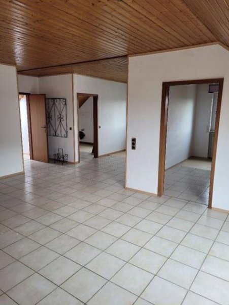 Trebur Großzügige 2-Zimmer-Wohnung im Dachgeschoss in ruhiger Lage (Haustiere nicht erlaubt) Wohnung mieten