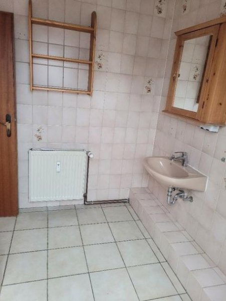 Trebur Großzügige 2-Zimmer-Wohnung im Dachgeschoss in ruhiger Lage (Haustiere nicht erlaubt) Wohnung mieten