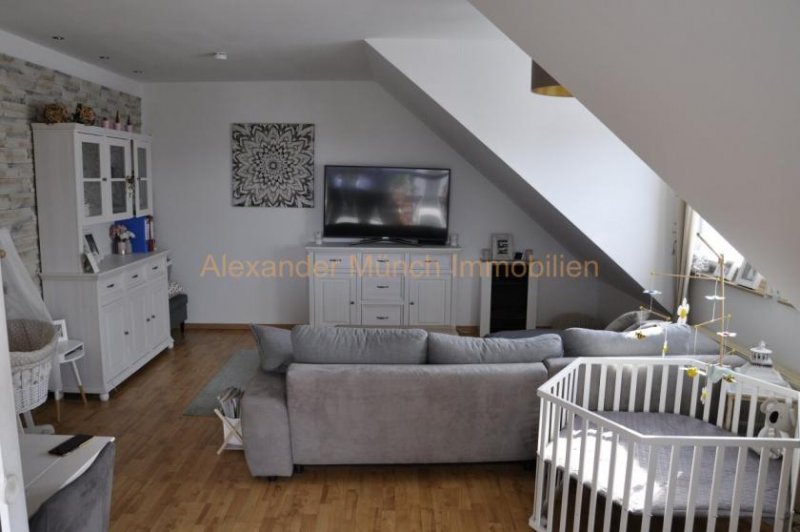 Hünstetten Moderne 3-Zimmer-Dachgeschosswohnung mit Einbauküche + Garage in Kernlage von Görsroth! Wohnung mieten