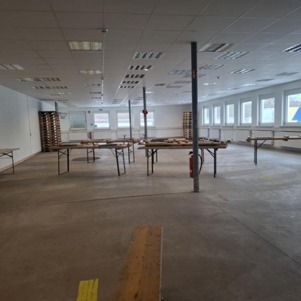 Saarbrücken Ordentliche Rampenhalle mit Möglichkedit für Werkstatt, auf 4.300 m² erweiterbar Gewerbe mieten