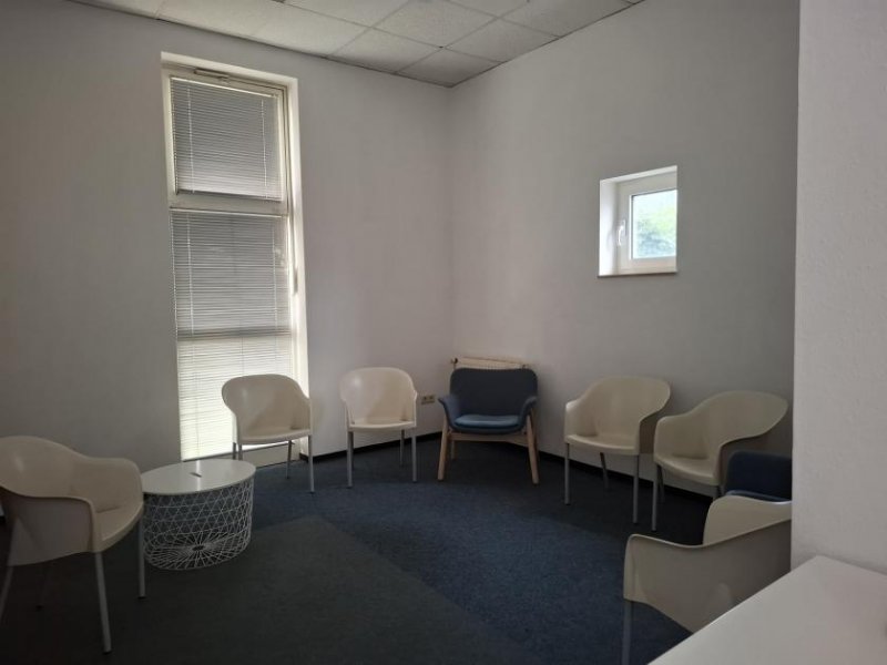 Merzig Nette kleine Büro-/Praxisfläche im Zentrum von Merzig - Parkplätze vor dem Gebäude Gewerbe mieten