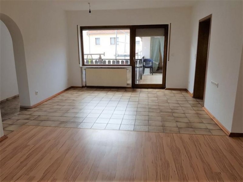 Bennhausen EUPORA® Immobilien: Wohnung mit großer Terrasse in Bennhausen. Wohnung mieten