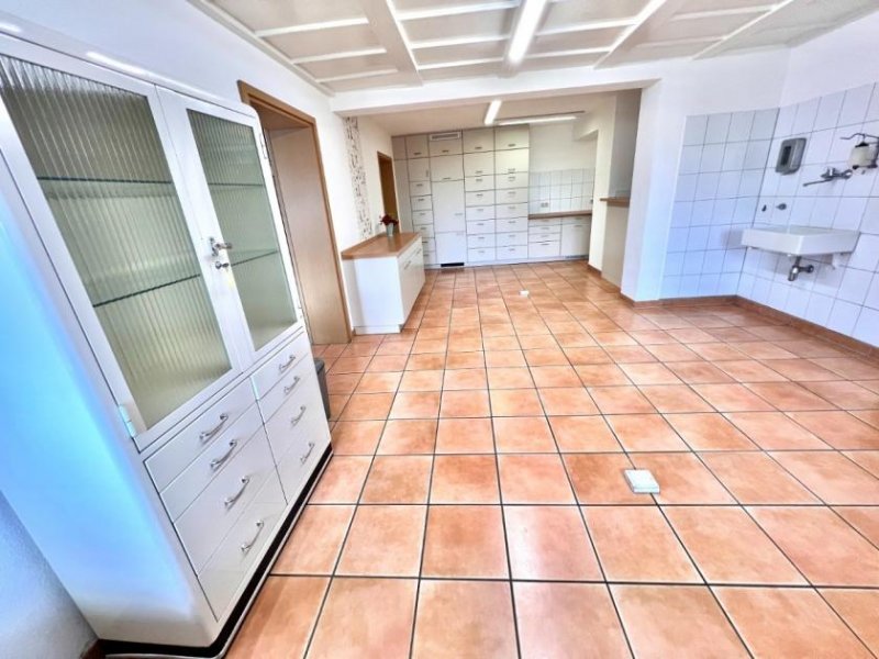 Singen (Hohentwiel) Praxis Ortsrand Singen mit 6 Räumen, 2 Eingängen & 8 Stellplätzen – Gewerberäume Gewerbe mieten