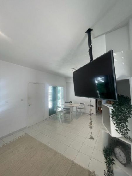 Chlorakas Wohnen oder Investieren: Exklusive 2-Schlafzimmer-Wohnung nahe Vrexi Beach mit großem Community-Pool & AirBnB-Potenzial