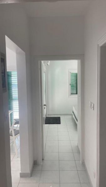 Chlorakas Wohnen oder Investieren: Exklusive 2-Schlafzimmer-Wohnung nahe Vrexi Beach mit großem Community-Pool & AirBnB-Potenzial