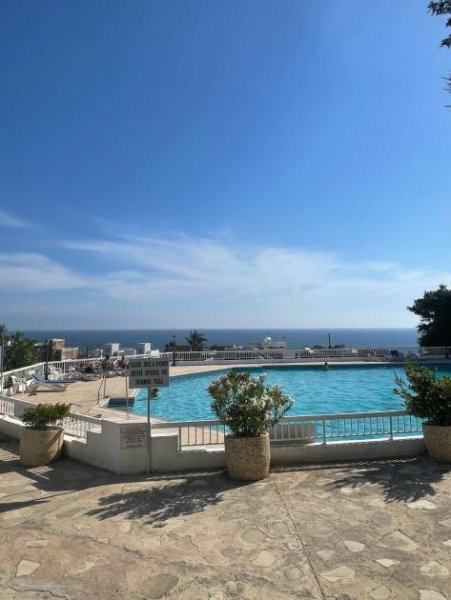Chlorakas Wohnen oder Investieren: Exklusive 2-Schlafzimmer-Wohnung nahe Vrexi Beach mit großem Community-Pool & AirBnB-Potenzial