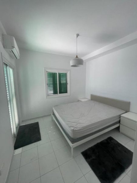Chlorakas Wohnen oder Investieren: Exklusive 2-Schlafzimmer-Wohnung nahe Vrexi Beach mit großem Community-Pool & AirBnB-Potenzial