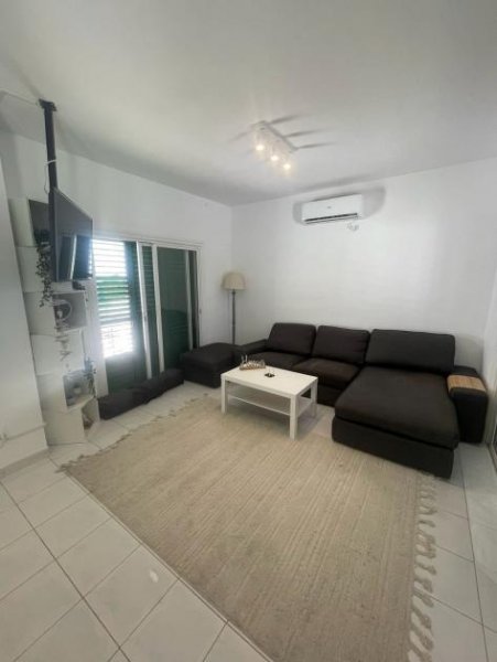 Chlorakas Wohnen oder Investieren: Exklusive 2-Schlafzimmer-Wohnung nahe Vrexi Beach mit großem Community-Pool & AirBnB-Potenzial