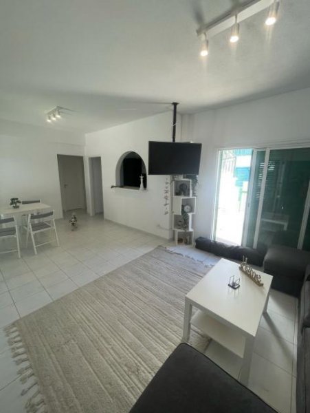 Chlorakas Wohnen oder Investieren: Exklusive 2-Schlafzimmer-Wohnung nahe Vrexi Beach mit großem Community-Pool & AirBnB-Potenzial