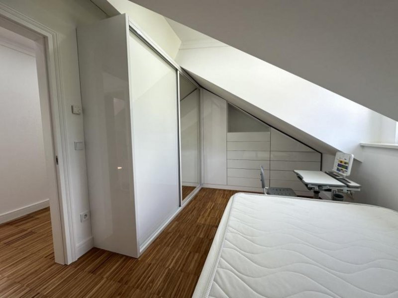 Neusäß Traumhaft exklusive 3 ZKB Dachgeschoss Wohnung mit Balkon in Neusäß - unmittelbar zur Uni-Klinik Augsburg Wohnung mieten