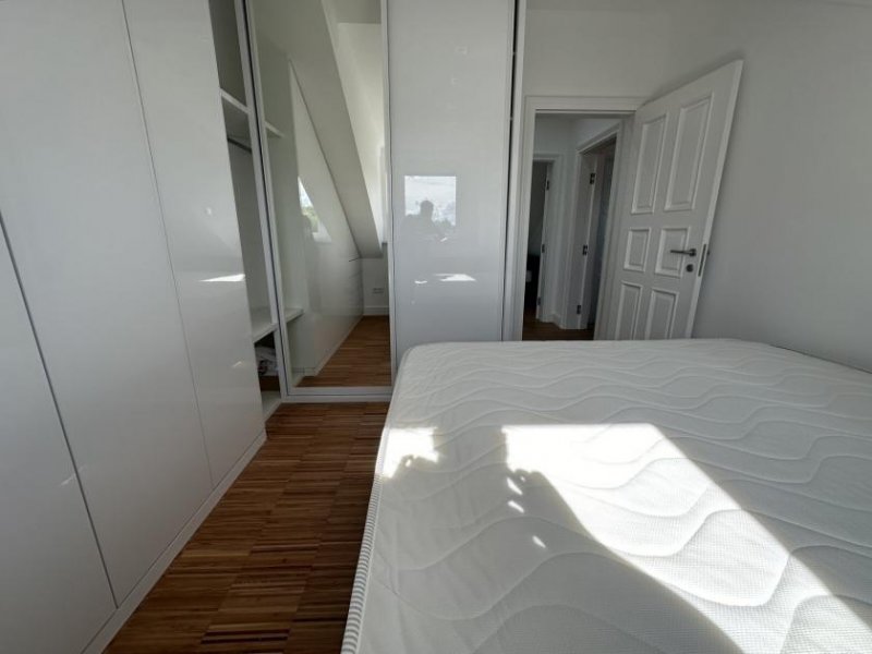 Neusäß Traumhaft exklusive 3 ZKB Dachgeschoss Wohnung mit Balkon in Neusäß - unmittelbar zur Uni-Klinik Augsburg Wohnung mieten