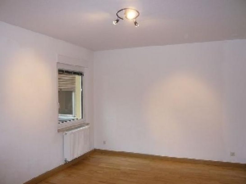 Nürnberg N-Steinbühl: 2-Zi-Whg. (EG), Parkett, Pantry-Küche, Bad mit Dusche, zentrale Lage Wohnung mieten