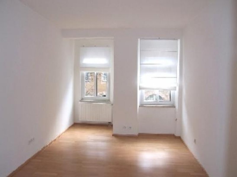 Nürnberg N-Bleiweiß: 3-Zi-Whg. (1. OG oh. Lift), Parkett, Küchenzeile, Bad mit Dusche, Balkon Wohnung mieten