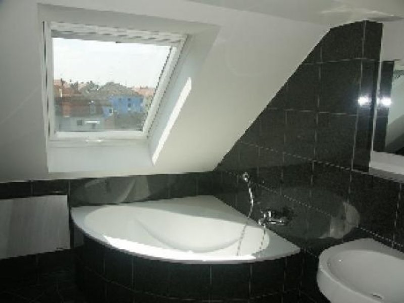 Nürnberg N-St. Peter: 4-Zi-Dachterrassen-Whg. (4. OG oh. Lift), neu saniert, Parkett, Eckwanne, Dusche Wohnung mieten