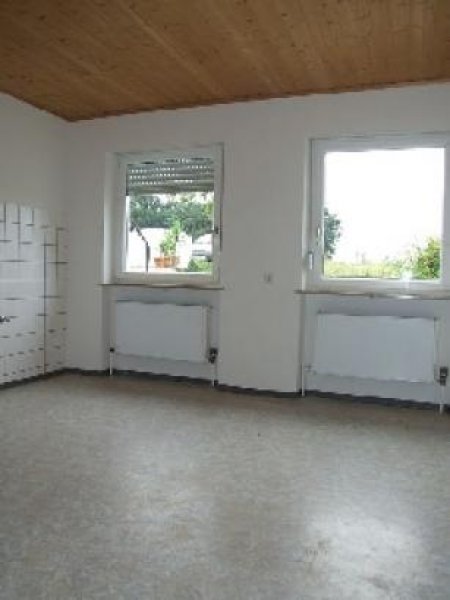 Fürth FÜ-Unterfarrnbach: 2,5-Zi-Whg. (1. OG), Laminat, Bad mit Badewanne, gr. Küche, Gemeinschaftsterrasse Wohnung mieten