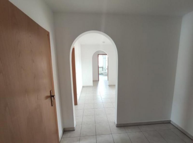 Erlangen 3 Zi. Wohnung (Nr. 6) im DG (2. OG) mit Balkon und Garage Wohnung mieten