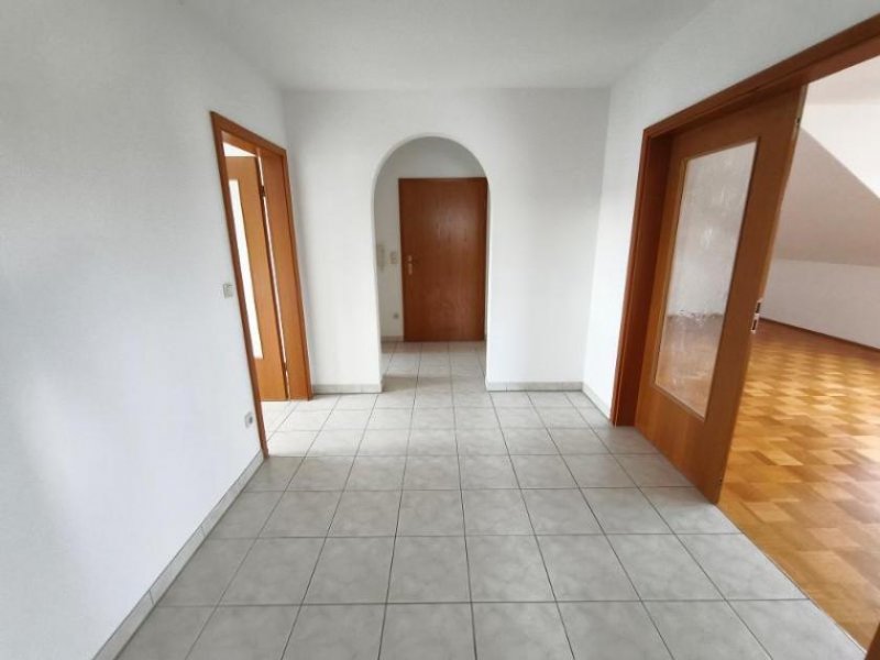 Erlangen 3 Zi. Wohnung (Nr. 6) im DG (2. OG) mit Balkon und Garage Wohnung mieten