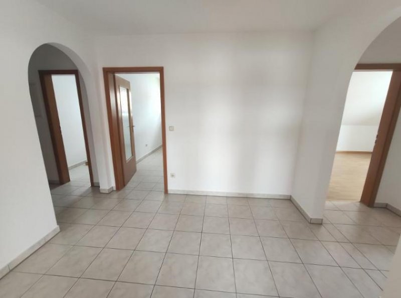 Erlangen 3 Zi. Wohnung (Nr. 6) im DG (2. OG) mit Balkon und Garage Wohnung mieten