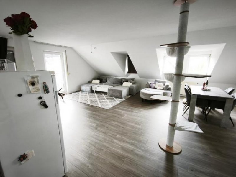 Uehlfeld moderne 3 Zi. DG (2. OG) Wohnung mit Balkon und KFZ-Stellplatz Wohnung mieten