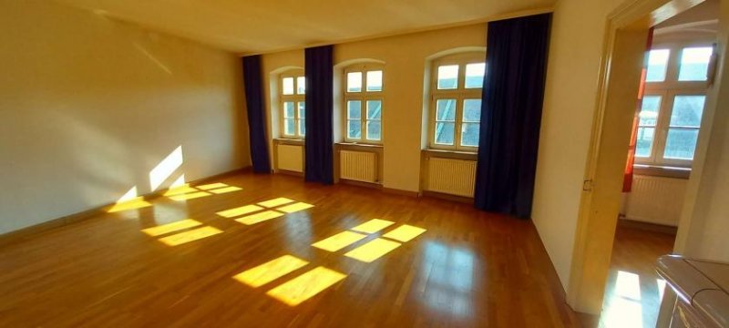 Hof H-43015 - Stilvolle 3-Zimmer-Altbauwohnung mit Einbauküche im Stadtzentrum von Hof Wohnung mieten
