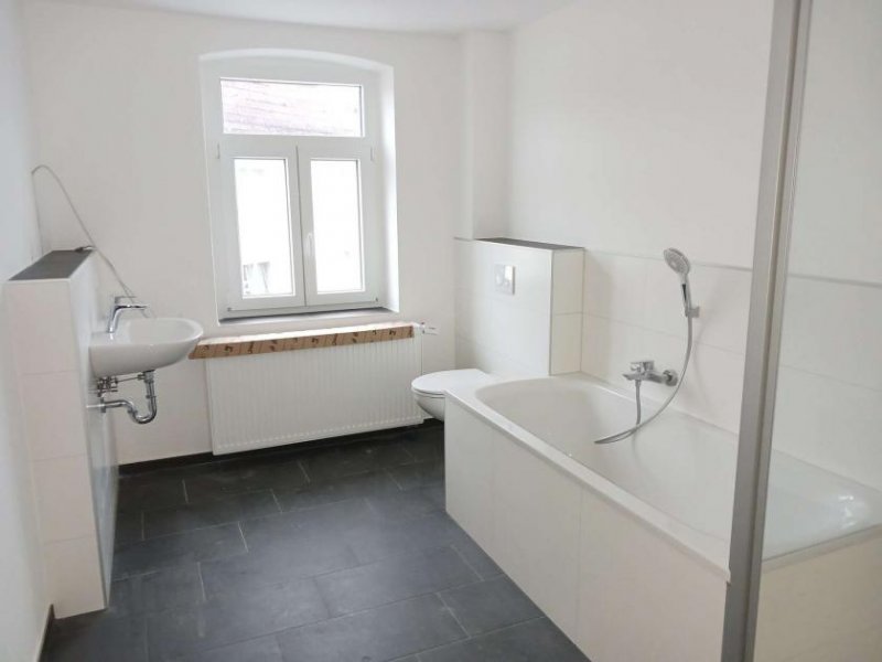Rehau H-54083.2 - TOP-Angebot! Grundsanierte Wohnung, 4 Zimmer und Dachterrasse Wohnung mieten