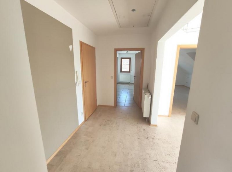 Pommersfelden 3 Zi. Wohnung im DG (1.OG) mit Balkon und Carport Wohnung mieten