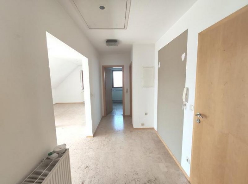 Pommersfelden 3 Zi. Wohnung im DG (1.OG) mit Balkon und Carport Wohnung mieten