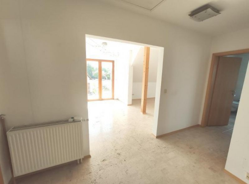 Pommersfelden 3 Zi. Wohnung im DG (1.OG) mit Balkon und Carport Wohnung mieten