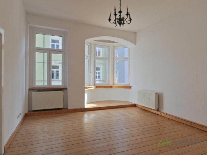 Meiningen (12403_01) MGN: helle 2-Raum-Wohnung mit Parkett, Holzdielung, Stuckdecken, Balkon und Einbauküche in der Innenstadt Wohnung