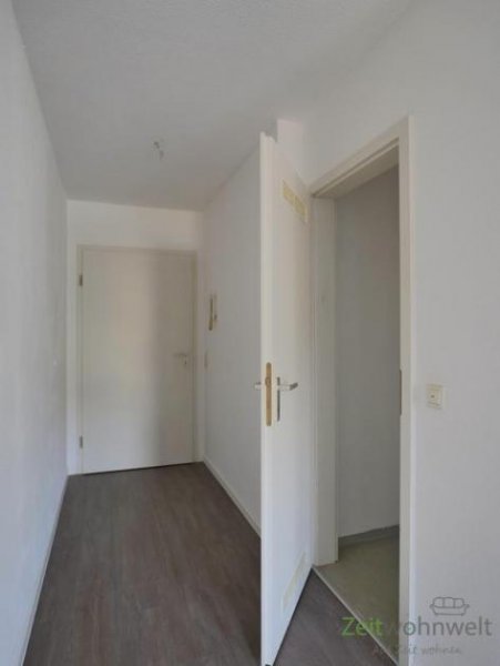 Meiningen (12536_19) MGN: kleine, hübsche 2-Raum-Dachgeschoss-Wohnung mit Vinylböden in der Heimstraße, EBK möglich Wohnung mieten