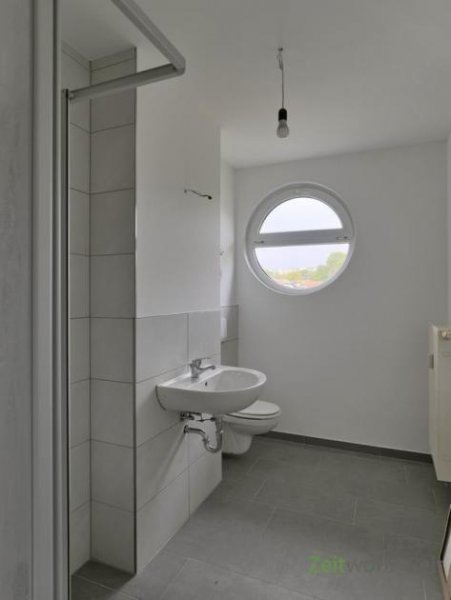 Meiningen (12536_19) MGN: kleine, hübsche 2-Raum-Dachgeschoss-Wohnung mit Vinylböden in der Heimstraße, EBK möglich Wohnung mieten