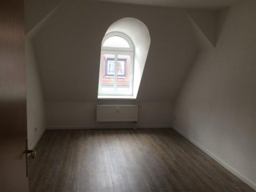 Leipzig Immobilien * Vermietete und günstige DG 3-Zimmerwohnung mit Wannenbad, EBK und Laminat in ruhiger Lage! * Wohnung kaufen