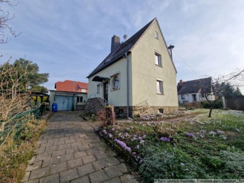 Callenberg Immobilien Freistehendes Haus mit 753 m² Grundstück, Brunnen, Garagen und viel Raum für neue Wohnträume Haus kaufen