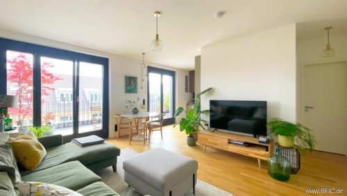 Berlin Immobilien Hochwertige Dachterrassen-Wohnung, Blick auf den Fernsehturm, gut vermietet Wohnung kaufen