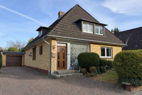 Heide Hausangebote Attraktives Walmdachhaus mit Wintergarten, Balkon und eingewachsenem Grundstück in Heide-Ost Haus kaufen