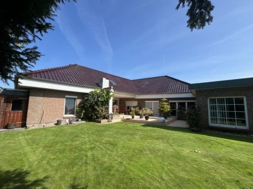 Hage Häuser Winkelbungalow mit Schwimmbad, Photovoltaikanlage, EBK und 2 Garagen! Haus kaufen