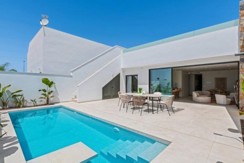 Los Alcázares Immobilien Villen mit 3 Schlafzimmern, 2 Bädern, Klimaanlage, Kfz-Stellplatz und Privatpool in der La Serena Golfanlage Haus kaufen