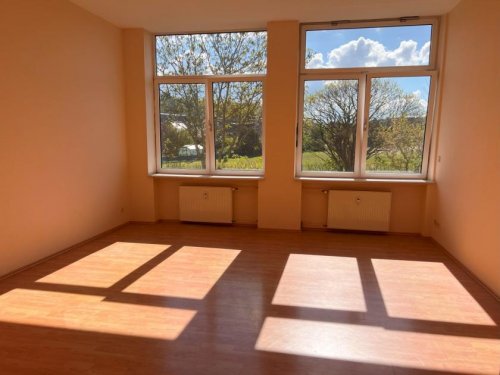 Dörentrup Immobilien Geräumige 4-Zimmer-Wohnung in ehemaligem Schulgebäude sucht neuen Eigentümer Gewerbe kaufen