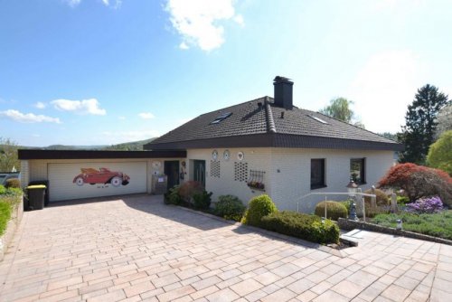 Eschershausen Immobilien Wohnhaus mit 2 Wohneinheiten, Einliegerwohnung sowie Doppel- garage in 37632 Eschershausen! Haus kaufen