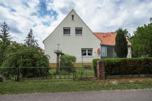 Ferchland Günstiges Haus Doppelhaushälfte mit 3 Garagen auf großem Grundstück. Haus kaufen