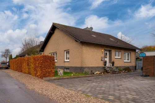 Emmerich am Rhein Günstiges Haus Dornick: Freistehender Bungalow mit Blick ins Grüne Haus kaufen