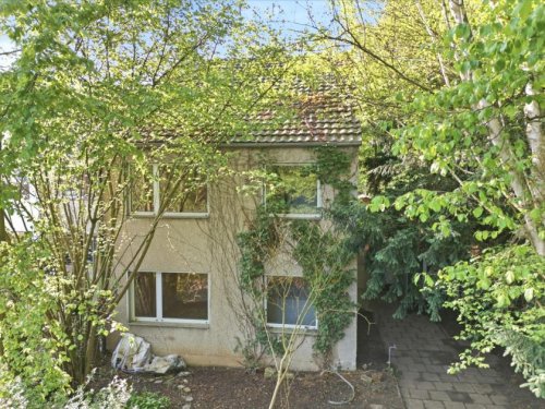 Köln Immobilien Sanierungsbedürftiges Reihenendhaus mit Garage in Köln-Heimersdorf (Erbpachtgrundstück) Haus kaufen