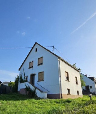 Pluwig Immobilienportal Solides Einfamilienhaus, zum Renovieren mit viel Potential für eine Familie Haus kaufen
