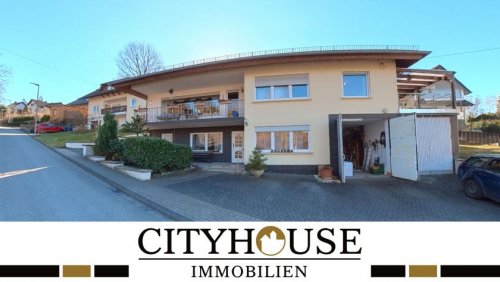 Wissen Immobilien CITYHOUSE: Großzügiges Zweifamilienhaus mit Ausbaupotenzial, Garten & 3 Garagen Haus kaufen