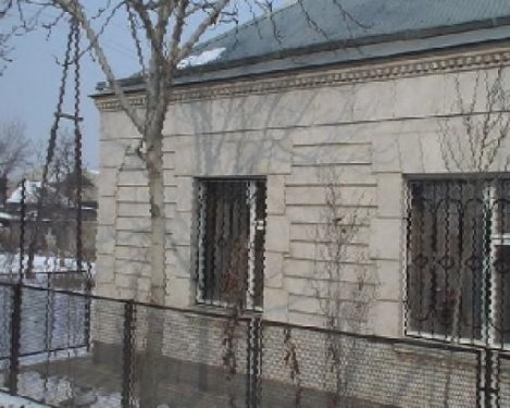Frankfurt am Main Immobilien Ein hübsches Haus in Armenien mit Gewächshaus Haus kaufen