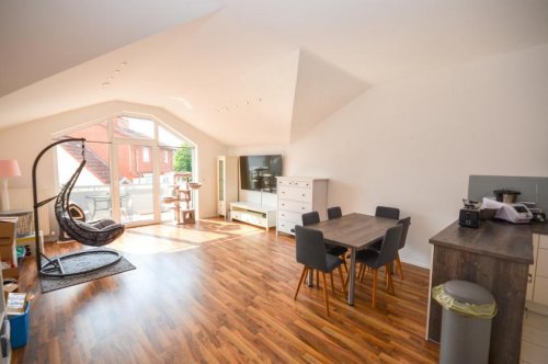 Groß-Zimmern Wohnungen DIETZ: Helle freundliche 3-Zimmer Dachgeschosswohnung in Groß-Zimmern mit Garage und sonnigem Balkon Wohnung kaufen