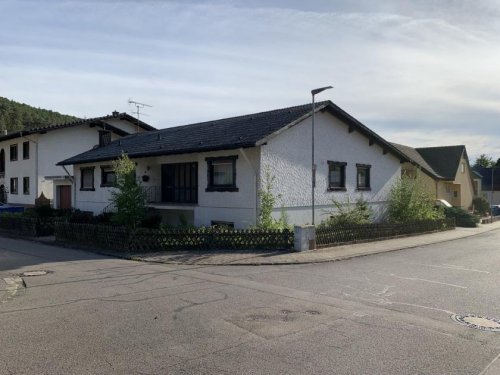 Dahn Häuser Bungalow mit Einliegerwohnung, Doppel- und Einzelgarage-2 Wohneinheiten zB. für Mehrgenerationenwohnen Haus kaufen