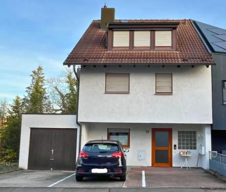 Stuttgart 2-Familienhaus Gepflegtes Zweifamilienhaus in ruhiger, zentraler Wohnlage zum Verkauf. Eine Einheit leerstehend. Haus kaufen