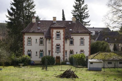 Münsingen Suche Immobilie Für Individualisten: Charmante Altbau-Villa mit Terrasse und drei Garagen auf großzügigem Gundstück mit Nebengebäude Haus
